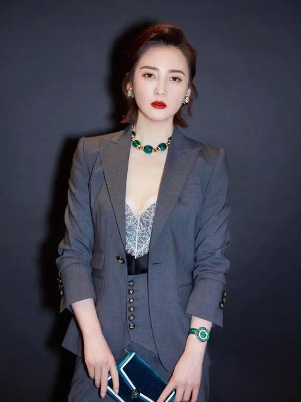 最近火了一種新穿法，叫“西裝+蕾絲吊帶”，蔣勤勤、宋佳都上頭