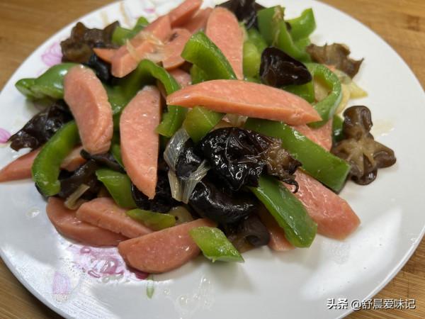 一根沙拉腸,一把木耳,一個柿椒簡單一炒,色香味俱佳,營養美味 一根沙拉腸,一把木耳,一個柿椒簡單一炒,色香味俱佳,營養美味