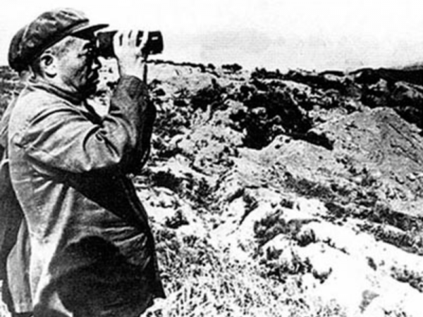 1958年一位司令員闖入中南海遭阻攔，毛主席不怒反笑：你個土佬呦