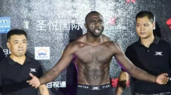 中國女孩，不顧反對遠嫁黑人拳手，生2娃遭拋棄，今生活一地雞毛