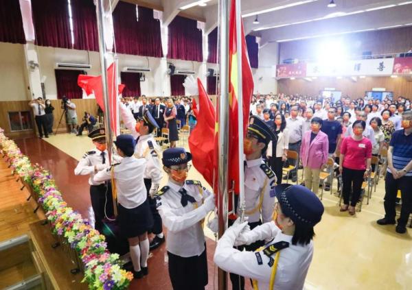 國慶第一天,香港大街小巷披上了“中國紅” 國慶第一天,香港大街小巷披上了“中國紅”