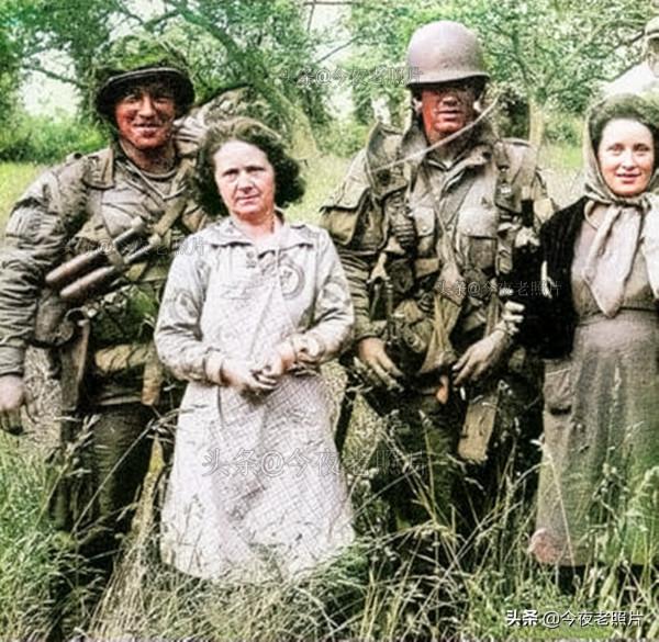 罕見照：小販給丘吉爾點雪茄，德軍與女友換裝，百年前的日本浴場