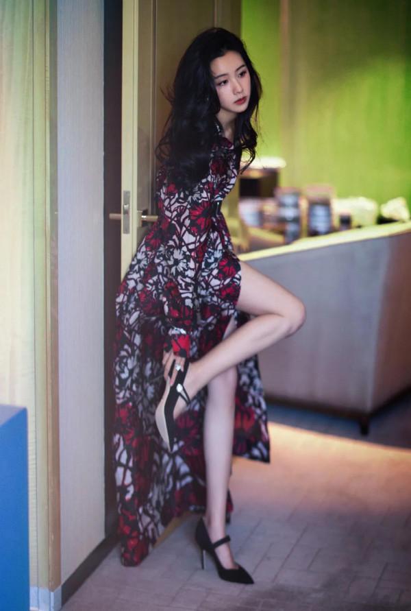 陳都靈新造型，酷感凌厲或優雅率性，輕鬆駕馭御姐風蘿莉風