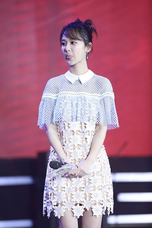 楊紫身穿襯衫配吊帶裙，看起來有點乖，好有“鄰家妹妹”的感覺