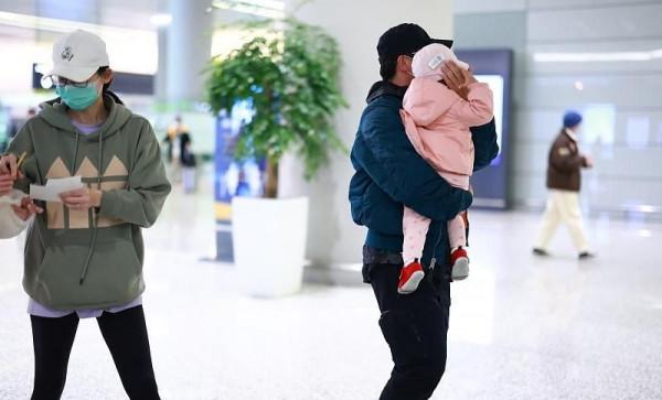 苗苗一家三口首次走機場，鄭愷發福成大叔她卻暴瘦，女兒長相曝光