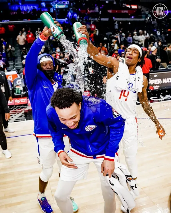 船蜜：“感謝老鷹幫我們止住頹勢；見到路威實在是太開心了！”