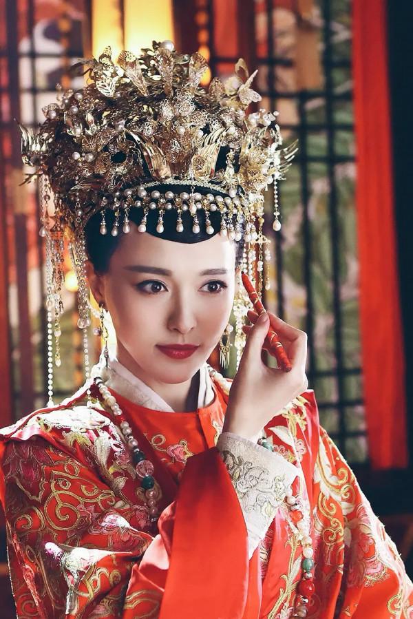 「盤點」古裝女主發冠大賞 趙麗穎的最華麗繁複 譚松韻跟宣璐撞款 「盤點」古裝女主發冠大賞 趙麗穎的最華麗繁複 譚松韻跟宣璐撞款