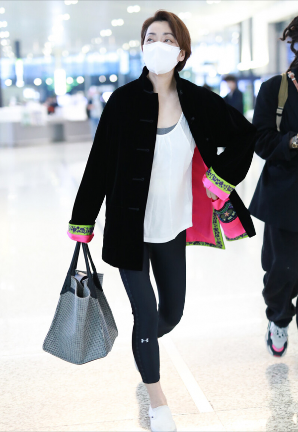 毛阿敏換風格大翻車！罕見濃妝豔抹變油膩老太，17歲女兒顏值超高