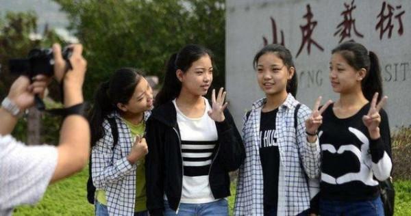 山東四胞胎&OpenCurlyDoubleQuote;冰清玉潔&rdquo;：12歲離家學藝，上同所大學還住一間宿舍