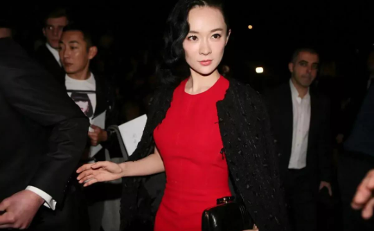 霍思燕氣質拿捏得真好,黑色外套披在大紅裙上,一看就是高階貴婦 霍思燕氣質拿捏得真好,黑色外套披在大紅裙上,一看就是高階貴婦