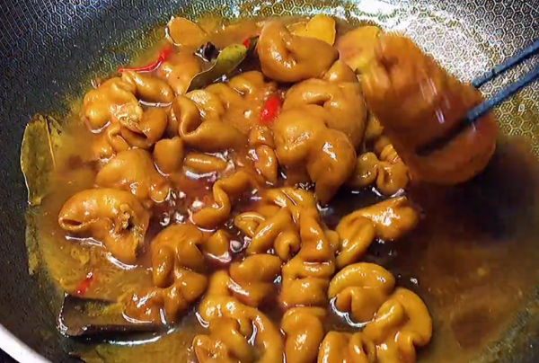 冬天乾冷，來盤秘製硬菜滷肥腸，方法比例大公開，爽滑可口無腥味