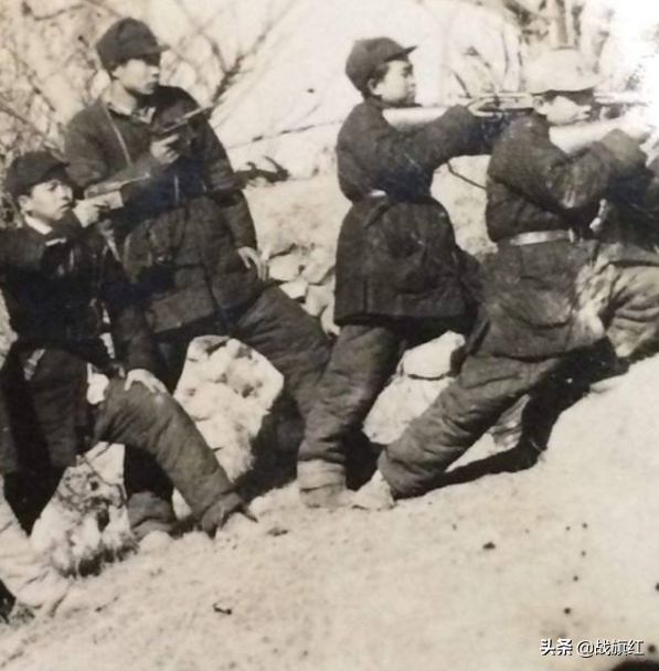 漢奸找樂子，把手槍遞給小孩戲耍，哪知是小八路，被一槍擊斃