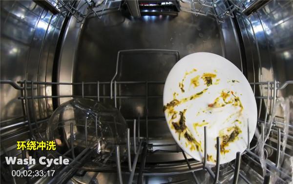 洗碗機怎麼把碗洗乾淨？老哥把攝像機放進去後，網友：原來如此