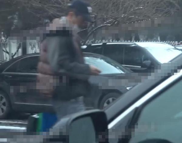 李亞鵬疑似再婚後首現身，攜小19歲女友逛街，拎大包小包男友力爆棚