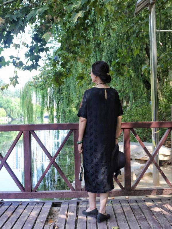 這位老年人打扮不一般，大氣時尚，還有滿滿的高階感