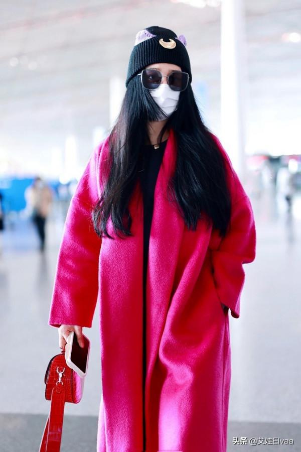 范冰冰罕走機場！穿玫紅色大衣氣質好拽，不走溫柔風酷到快認不出