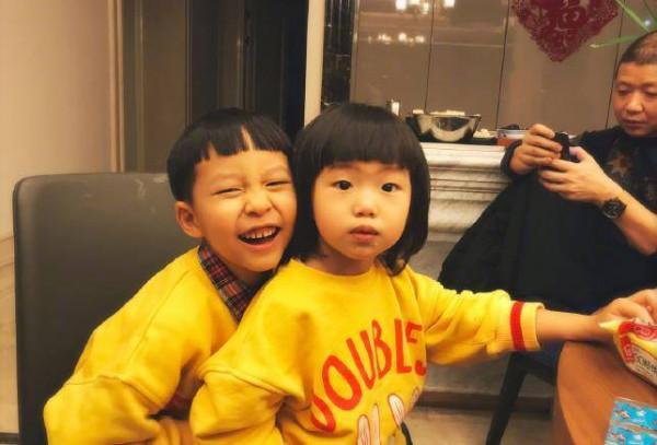 姚晨分享女兒與恩師合照，5歲小茉莉雙腿細長，穿著芭蕾服有氣質