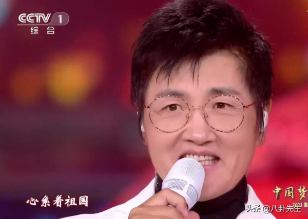 央視國慶晚會：謝霆鋒素顏仍帥氣，劉濤打扮俗氣，黃品源假髮明顯