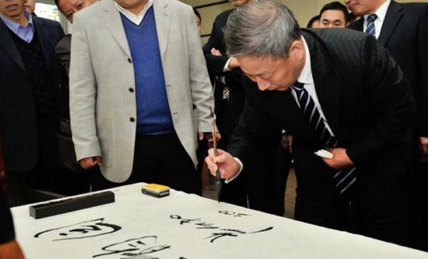 超生二胎改變命運！本是教書匠的他，被迫下海打拼出千億帝國