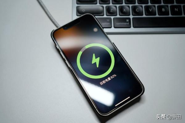 不插線、充滿電，iPhone13 mini全套無線充電體驗分享