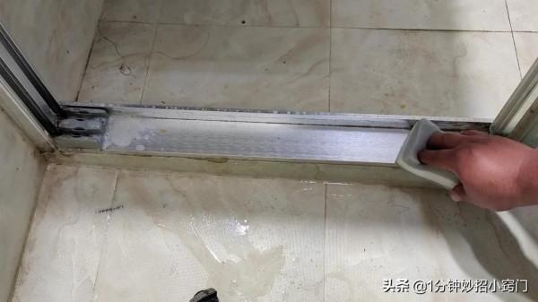 浴室玻璃上水垢擦不乾淨，分享清潔妙招，輕輕一抹全乾淨