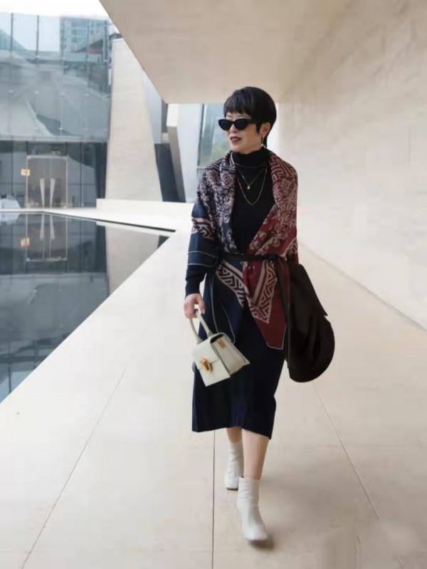 女人過了60歲，冬季會打扮不顯老，掌握這四點時尚優雅又顯氣質