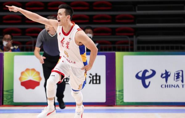 分差被追到2分後,趙繼偉用一手勢指揮郭艾倫跑位助張鎮麟完成劈扣 分差被追到2分後,趙繼偉用一手勢指揮郭艾倫跑位助張鎮麟完成劈扣