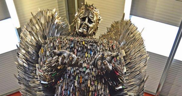 悲傷的“刀天使”用10萬把“兇刀”打造,每把背後都有一個受害者 悲傷的“刀天使”用10萬把“兇刀”打造,每把背後都有一個受害者