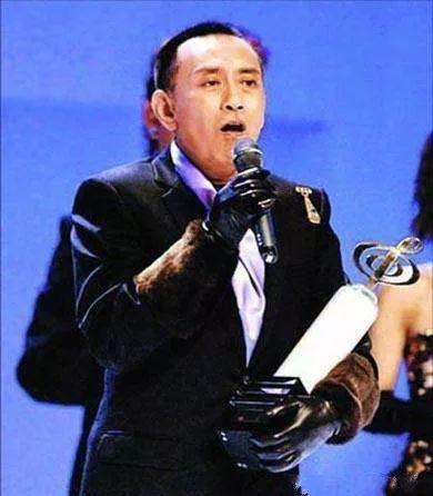 2002年，“一代妖男”羅文去世，為何鄧光榮在葬禮上怒罵劉鑾雄？