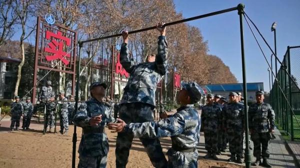 接過哥哥的槍！衛國戍邊英雄王焯冉表弟入伍