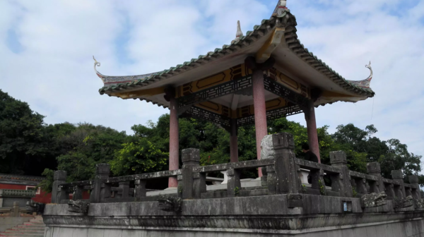 雷州有座千年古祠，全國罕見的五代石人石狗