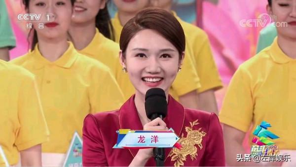 連董卿也公開稱讚她，難怪她能成為春晚主持人