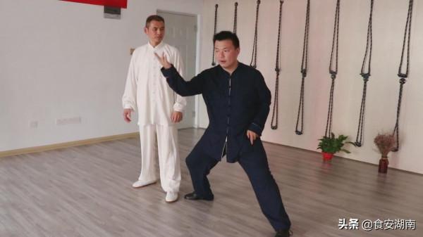 太極單手側面纏絲功是一種複合勁，攻防一起，防守與攻擊同時發動