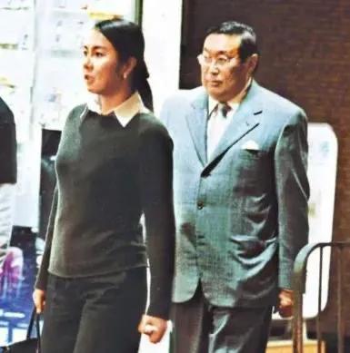 “最強正室”何莉莉:隱忍43年,鬥贏小三,熬死老公,坐擁70億 “最強正室”何莉莉:隱忍43年,鬥贏小三,熬死老公,坐擁70億