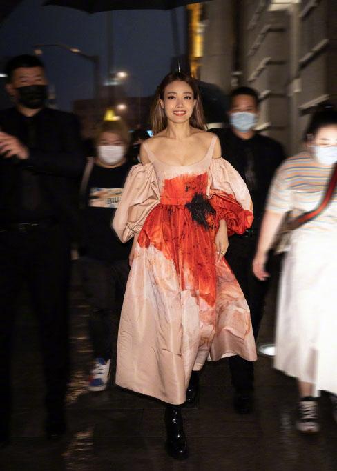 容祖兒一襲銀蓮花裙裝，像從畫中走出來一樣，復古又充滿浪漫氣質