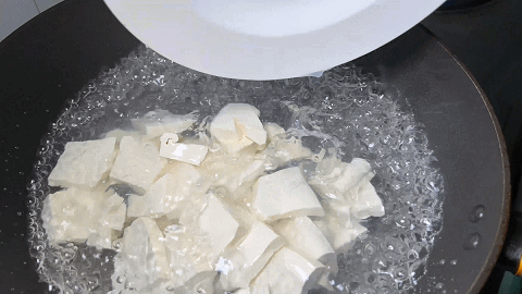 白菜豆腐湯，湯鮮味美汁濃白，豆腐嫩滑不易碎，營養豐富，真好喝