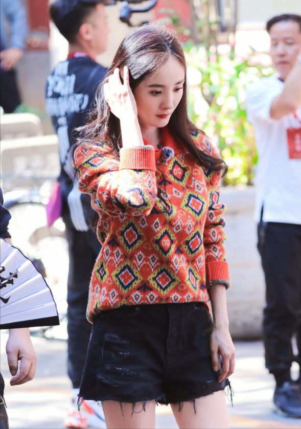 楊冪的時尚感誰不服?這麼老土的針織衫,配條皮短褲瞬間變高階 楊冪的時尚感誰不服?這麼老土的針織衫,配條皮短褲瞬間變高階