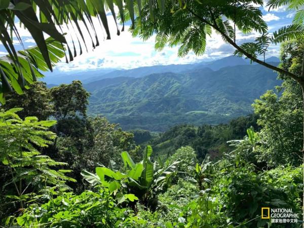 他從非洲走路到中國，15雙鞋報廢