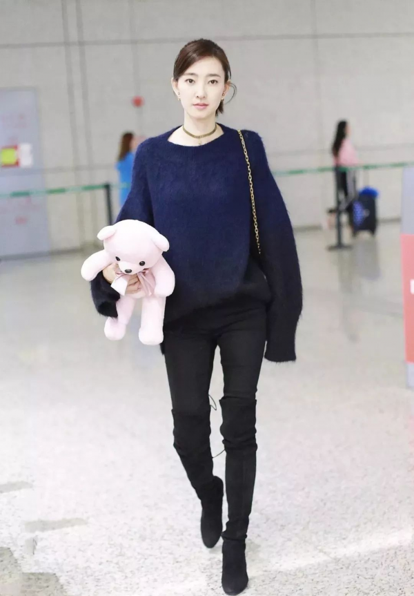 王麗坤帶火了襯衫疊穿高領衫，時髦還大氣，配長筒靴太有氣場了