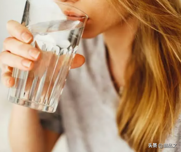 《常識》最傷身的4種水,別小看喝過期水的危害 《常識》最傷身的4種水,別小看喝過期水的危害