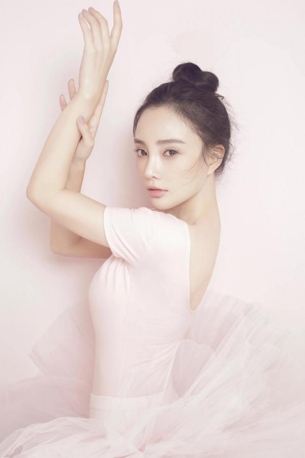 賈乃亮估計有點後悔，穿這一身的李小璐美極了……