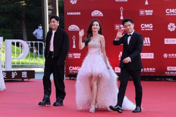 佟麗婭38歲,楊穎32歲,從紅毯表現來看,完全反過來了 佟麗婭38歲,楊穎32歲,從紅毯表現來看,完全反過來了