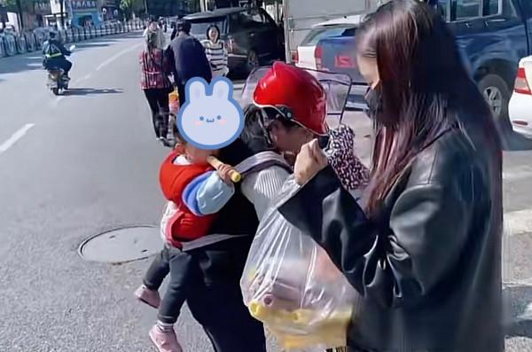 40歲馬蘇素顏現身路邊攤，大口吃8塊錢魚粉，不戴口罩被路人無視