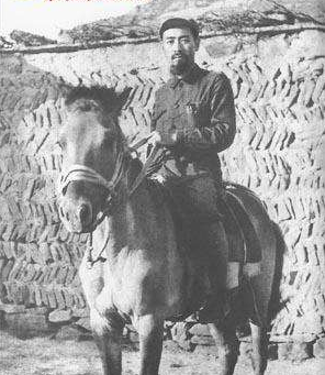 周恩來年輕時非常帥氣，為何他卻從28歲開始，留起了難看的大鬍子