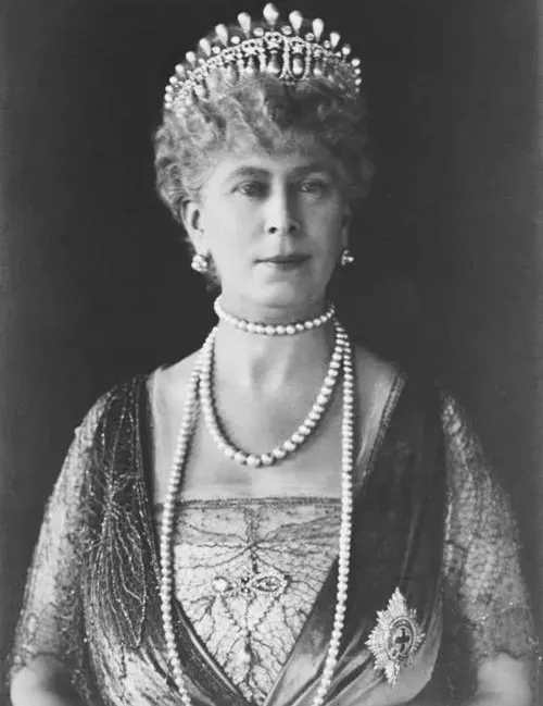 她未婚先寡，嫁給小叔子，從排擠到逆風翻盤，成為珠寶最多的女人