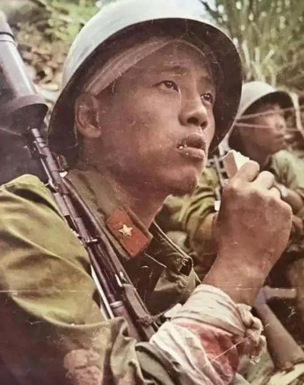 戰士王高銀：吃飯時怒視越軍，飯後炸死15名敵軍，57歲仍身形矯健
