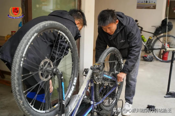 騎行川藏線也有平平無奇的風景，抵達“72拐”腳下--邦達鎮