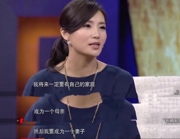 “萬人迷”陳好近況曝光，戴眼鏡素顏露面，退圈後當起中戲老師