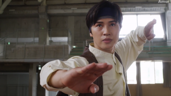 利布特原本的變身器被圓谷刪除，只為給伊格尼斯開後門學習技術