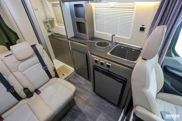 年輕人的第一臺Vanlife露營車,定製車漆+黑化套件,帥氣 年輕人的第一臺Vanlife露營車,定製車漆+黑化套件,帥氣